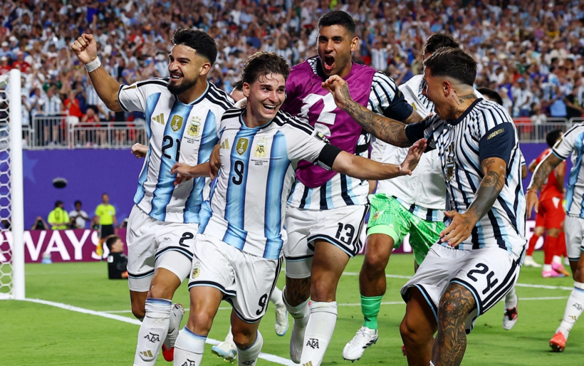 Alvarez lập siêu phẩm, đưa Argentina vào bán kết World Cup.