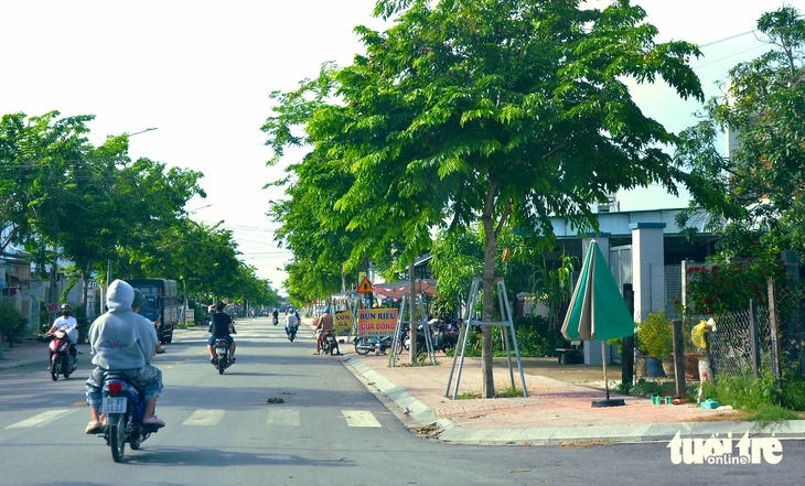 Thi thể bé gái bỏ lại bên đường Ngô Quyền, phường La Gi - gần cổng một mái ấm tình thương. Ánh: Tuổi Trẻ