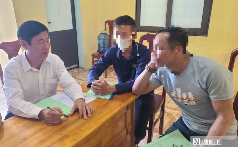 Ông Nguyễn Xuân Tuyến, Chủ tịch Hội Luật gia tỉnh Quảng Trị trực tiếp tư vấn, hỗ trợ cho người dân.