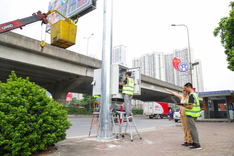 Lực lượng CSGT Hà Nội kiểm tra, chạy thử hệ thống bảng thông tin giao thông điện tử (VMS) trên đường Phạm Hùng trước khi đưa vào vận hành.