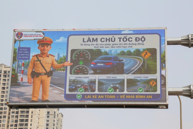 Một trong 36 màn hình LED VMS được lắp đặt tại các nút giao thông trọng điểm của Hà Nội, sẵn sàng hoạt động từ ngày 15/7.