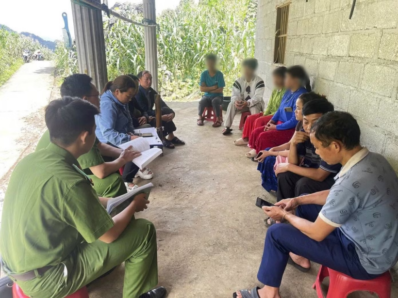 Công an xã Lũng Phìn cùng phòng ban chuyên môn xã Lũng Phìn tuyên truyền vận động 2 gia đình cháu S và C. (Ảnh: Công an xã Lũng Phìn)