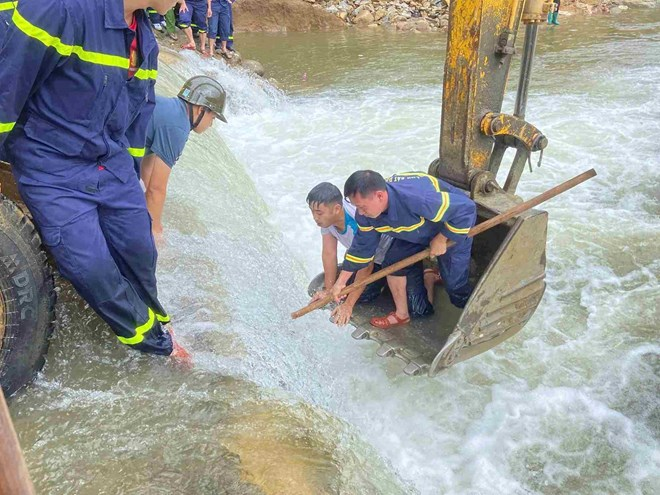 Lực lượng chức năng tìm kiếm nạn nhân cùng xe máy bị nước cuốn. Ảnh: Công an Lai Châu/ Theo Lao động.