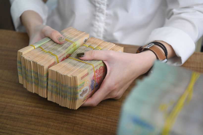 Giao dịch tiền mặt tại một ngân hàng. Ảnh:&nbsp;Giang Huy