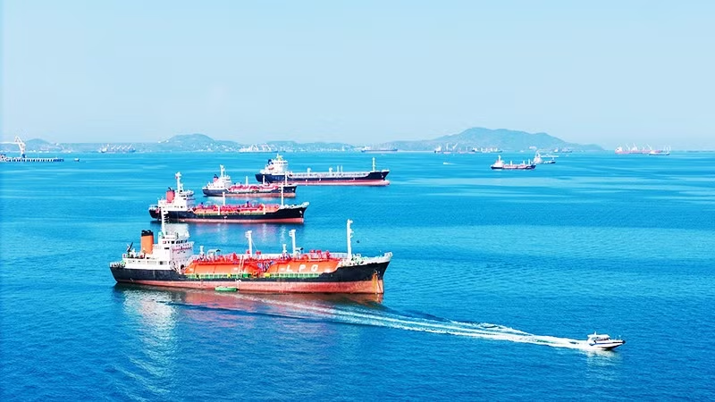 Nhiều tàu vận tải chờ được qua Eo biển Hormuz. Ảnh minh họa
