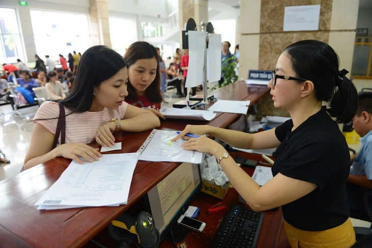 Trước mắt trong năm nay, nhiều chuyên gia kiến nghị nên chấp nhận phiếu thu, chứng từ nộp học phí qua ngân hàng thay cho hóa đơn - Ảnh minh họa: QUANG ĐỊNH./Theo Tuổi trẻ.