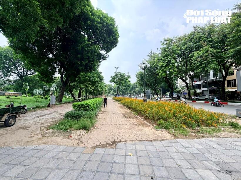 Vỉa hè dọc phố Trần Nhân Tông, đoạn phía Công viên Thống Nhất trước khi triển khai dự án cải tạo, chỉnh trang.