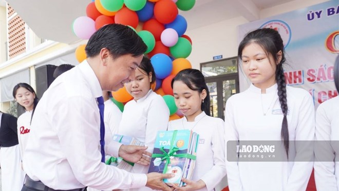 UBND xã Hòa Vang trao sách miễn phí cho các em học sinh. Ảnh: Trần Thi