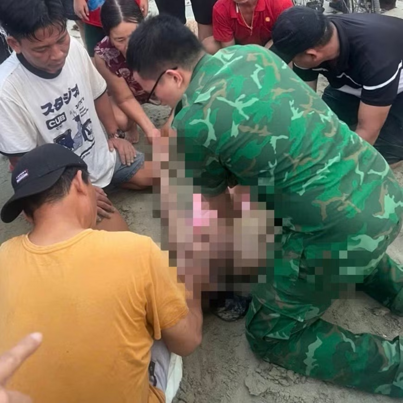 Lực lượng chức năng sơ cứu cho nạn nhân đuối nước ở phường Sa Huỳnh (tỉnh Quảng Ngãi). (Ảnh: Biên phòng Quảng Ngãi)