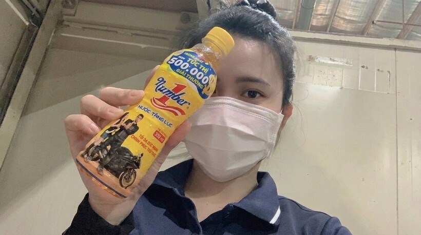 Chị Trần Thị Mỹ Lệ (quê Lâm Đồng), công nhân làm việc tại Đồng Nai, là khách hàng đầu tiên trúng giải Đặc biệt 100 triệu đồng từ chương trình "Xé ngay trúng liền" hè 2026 của Number 1, Trà Dr Thanh và Trà Xanh Không Độ &nbsp;(Ảnh: NVCC).