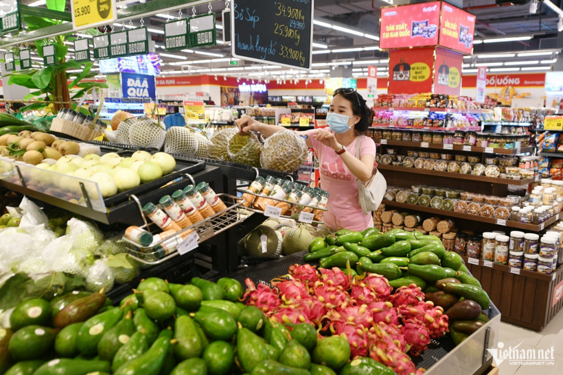 6 tháng cuối năm, Chính phủ sẽ tập trung thực hiện các giải pháp nhằm đạt mục tiêu tăng trưởng 2 con số, kiểm soát lạm phát khoảng 4,5%. Ảnh: Nam Khánh/ VietNamNet.