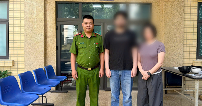 Công an phường bàn giao cháu cho gia đình. (Ảnh: Công an Hà Nội)