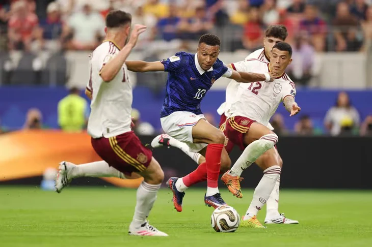Mbappe bất lực trước Tây Ban Nha - Ảnh: FIFA/ Theo Tuổi trẻ.