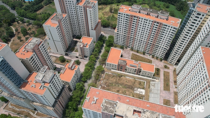 Rất nhiều dự án tái định cư ở TP.HCM đang bị hoang hóa do không còn nhu cầu sử dụng, không phù hợp vị trí hoặc không đạt hiệu quả trong việc bố trí tái định cư - Ảnh: NGỌC HIỂN./Theo Tuổi trẻ.