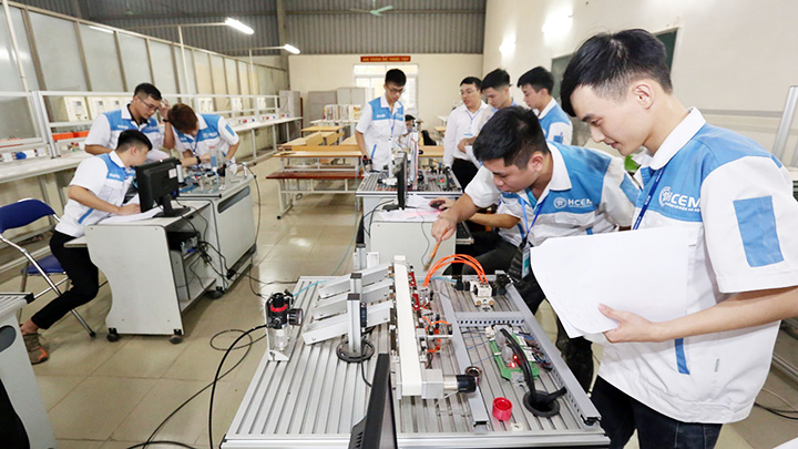 Thông tư mới của Bộ GD&ĐT cho phép người học được quy đổi tín chỉ để giảm học lại khi liên thông, đồng thời áp dụng chung chương trình và chuẩn đầu ra với hệ chính quy. Ảnh minh họa: Báo Chính phủ
