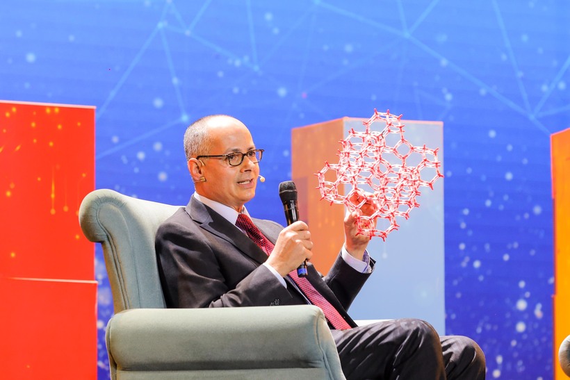 GS. Omar Yaghi đang tham gia Hội đồng Cố vấn của Trung tâm Trí tuệ Môi trường (CEI), Trường ĐH VinUni. Năm 2025, công trình khoa học về AIRES đã chính thức được xuất bản trên Nature Synthesis - tạp chí khoa học uy tín hàng đầu thế giới, công bố các nghiên cứu xuất sắc và có ảnh hưởng lớn trong lĩnh vực tổng hợp hóa học và công nghệ vật liệu mới. Ảnh: VinFuture.