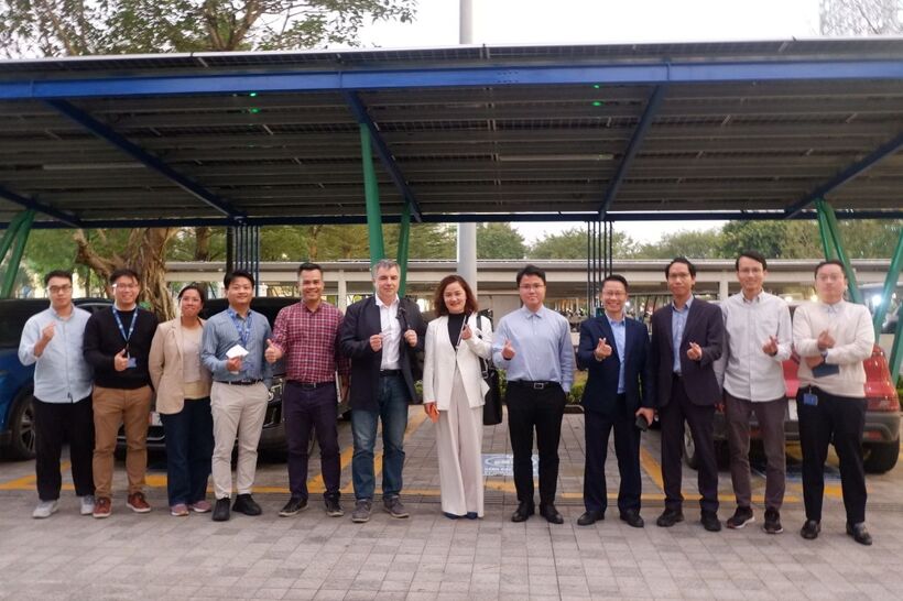 GS. Konstantin Novoselov cùng các nhà nghiên cứu tại Phòng thí nghiệm Khoa học Vật liệu Kỹ thuật số (DMS), Trung tâm Trí tuệ Môi trường (CEI), VinUni, tại VOLTERRA - hệ thống sạc thông minh đột phá được phát triển bởi các nhà khoa học CEI và thế giới. Ảnh: CEI.