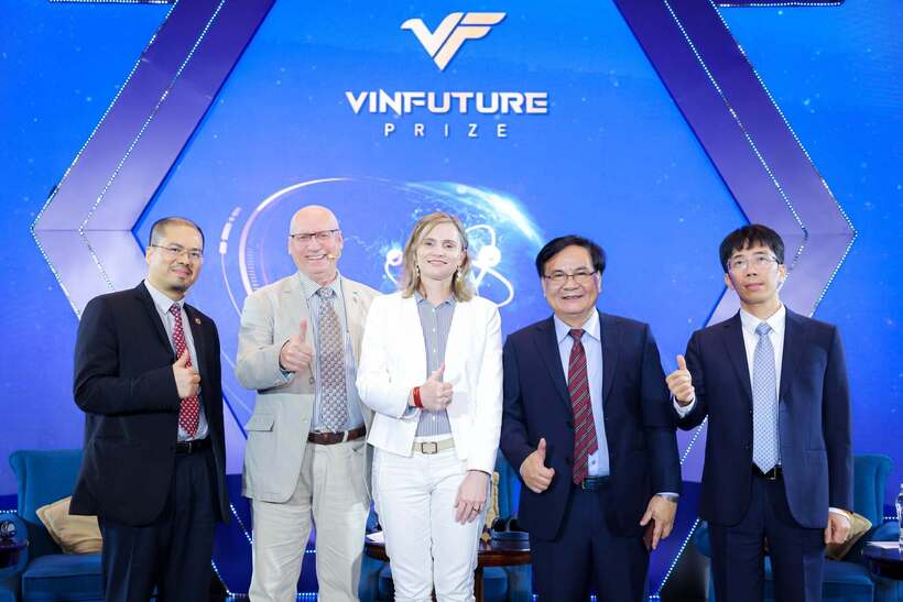 GS.TS.BS. Mai Duy Tôn (Giám đốc Trung tâm Đột quỵ Bệnh viện Bạch Mai, ngoài cùng bên phải của ảnh) cùng GS. Valery Feigin (Đại học Auckland, New Zealand, thứ 2 từ trái sang), một trong những chuyên gia hàng đầu thế giới về đột quỵ, tại Tuần lễ Khoa học Công nghệ VinFuture 2024. Ảnh: VinFuture.