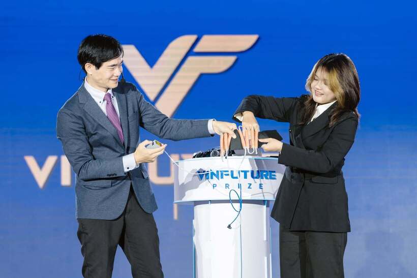 GS. Raymond Kai-yu Tong giới thiệu về công nghệ "Bàn tay hy vọng" tại Tuần lễ Khoa học Công nghệ VinFuture 2025. Ảnh: VinFuture.