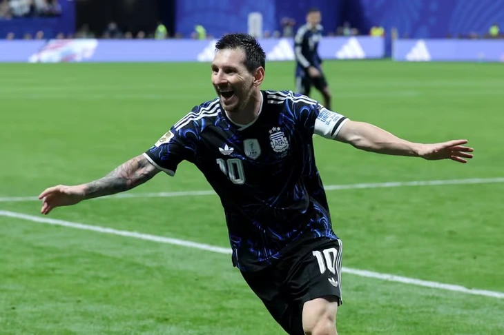 Messi bước lên những đỉnh cao mới trong màu áo Argentina.&nbsp; Ảnh: FIFA