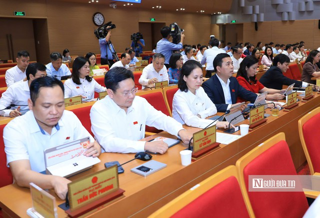 Đại biểu HĐND thành phố đã thông qua Nghị quyết phê duyệt mức học phí đối với cơ sở giáo dục phổ thông công lập (Ảnh: Quang Thái).