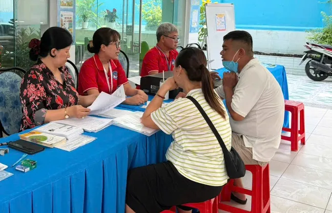 Phụ huynh nộp hồ sơ nhập học tại Trường Tiểu học Trần Khánh Dư (phường Tân Định) ngày 14/7./Theo Sài Gòn giải phóng.