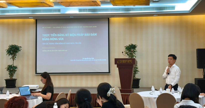 Các đại biểu phát biểu tại tọa đàm.
