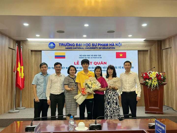 Nhật Minh chụp ảnh cùng các thầy cô và mẹ tại lễ xuất quân dự thi IPhO 2026. Ảnh: VTC News