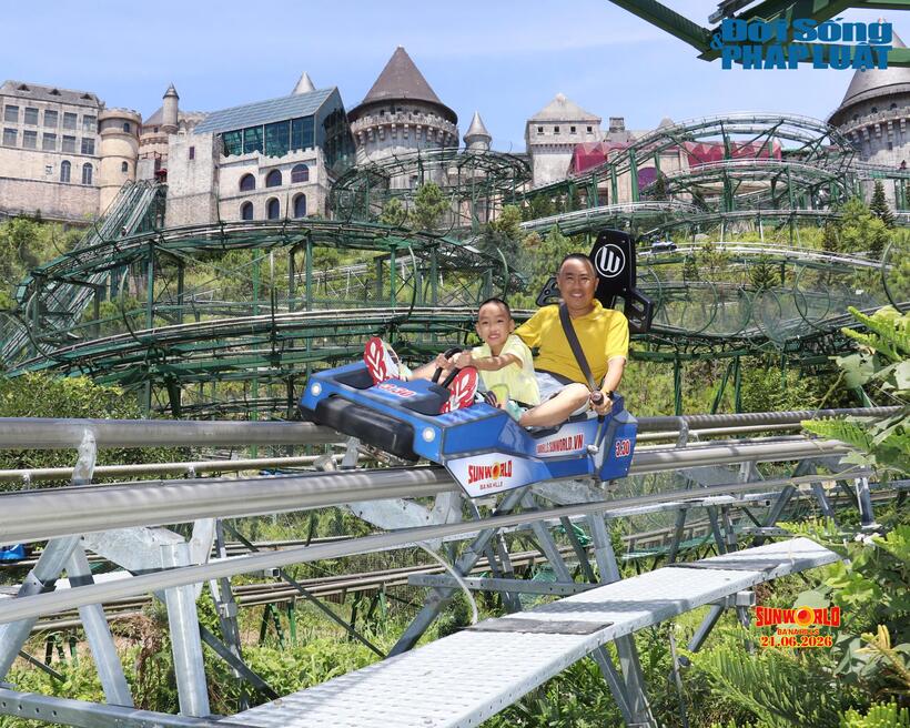 Du khách thích thú khi đến du lịch ở Đà Nẵng. Ảnh:&nbsp;Sun World Ba Na Hills