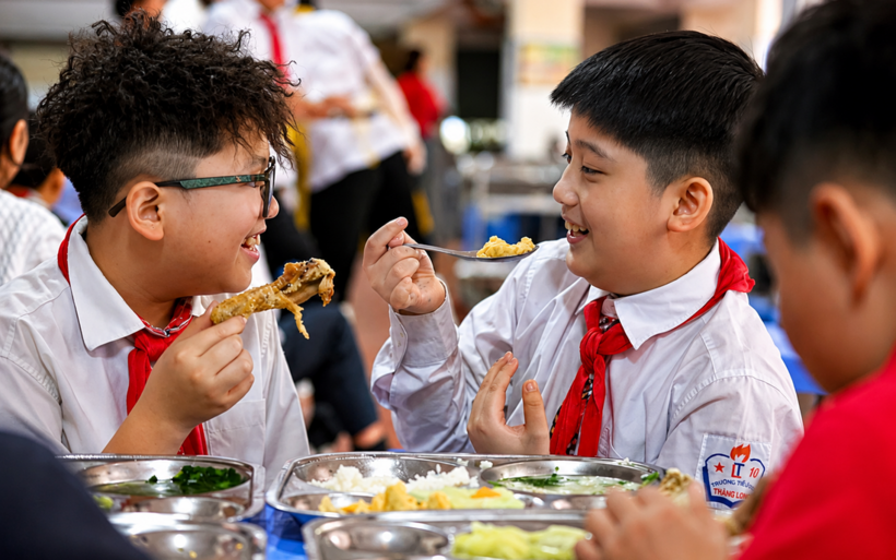 Việc Hà Nội quyết định nâng mức hỗ trợ bữa ăn bán trú cho học sinh tiểu học từ năm học 2026-2027 mang đến niềm vui cho nhiều gia đình. Ảnh minh họa: Phụ nữ Việt Nam