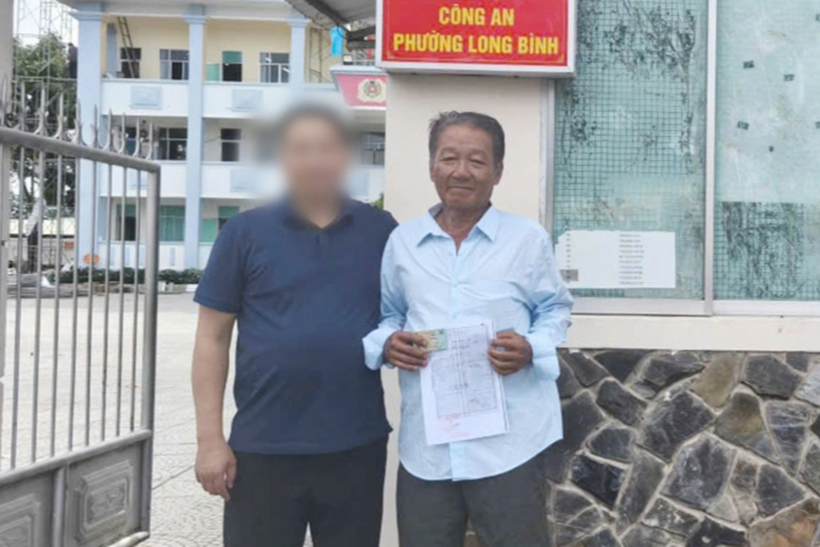 Đối tượng Đinh Văn Long (bìa phải) khi bị bắt và dẫn giải về Công an phường Long Bình để làm việc (Ảnh: Công an Hưng Yên)./ Theo Dân trí.