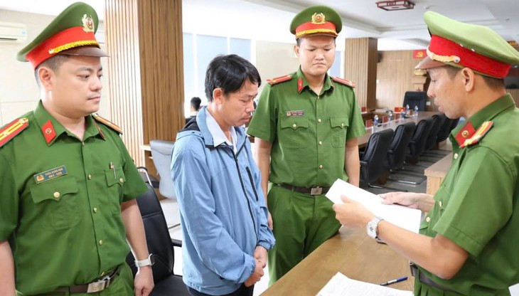 Cơ quan điều tra đọc quyết định khởi tố, lệnh bắt tạm giam đối với Nguyễn Văn Chương, cựu chuyên viên Phòng Giáo dục và Đào tạo huyện Nam Trà My, tỉnh Quảng Nam (cũ), về tội vi phạm quy định về đấu thầu gây hậu quả nghiêm trọng - Ảnh: Công an Đà Nẵng/ Theo Tuổi trẻ.