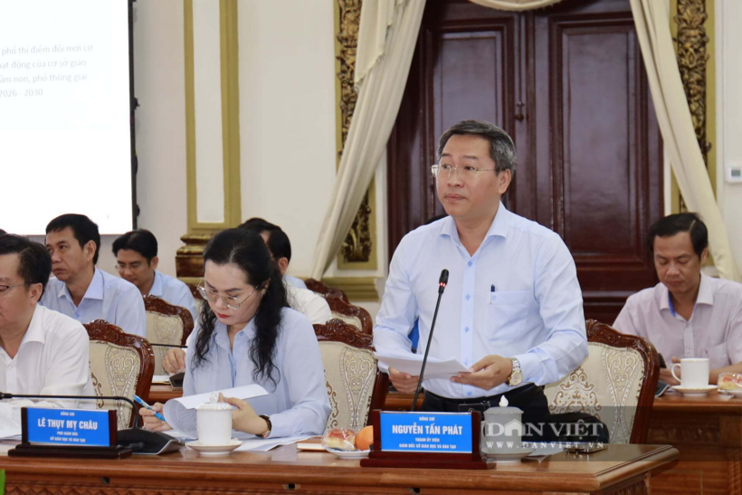 Giám đốc Sở GDĐT TP.HCM Nguyễn Tấn Phát báo cáo trước Đoàn khảo sát của Ủy ban Văn hóa và Xã hội (Quốc hội). Ảnh: Nguyệt Minh/ Theo báo Dân việt.