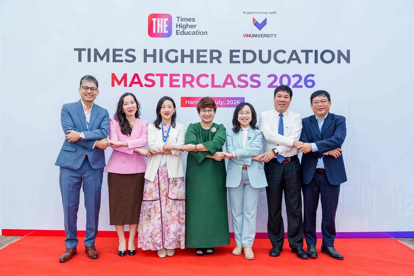 Đại diện Lãnh đạo Bộ GD&ĐT, Tổ chức xếp hạng Times Higher Education, Trường Đại học VinUni và các trường Đại học Việt Nam tại Hội thảo“Từ dữ liệu đến vị thế: Nghiên cứu, phát triển bền vững và sự hiện diện toàn cầu của đại học Việt Nam”.