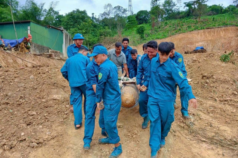 Lực lượng chức năng di chuyển quả bom nặng 350kg ra khỏi khu dân cư để hủy nổ. (Ảnh: Dân trí)