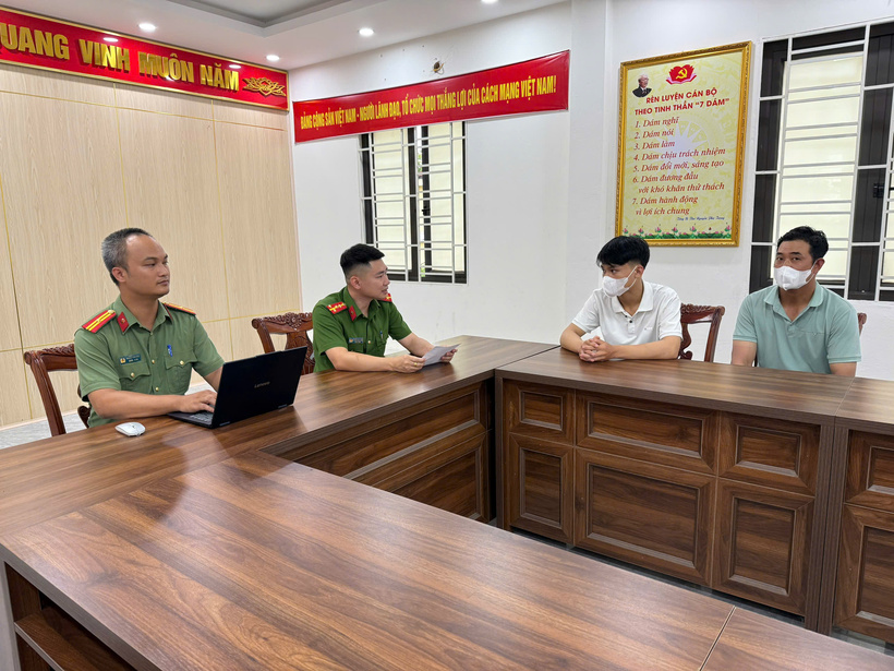 Công an triệu tập L.V.T cùng người giám hộ đến trụ sở Cơ quan điều tra làm việc. Ảnh Công an tỉnh Lào Cai.