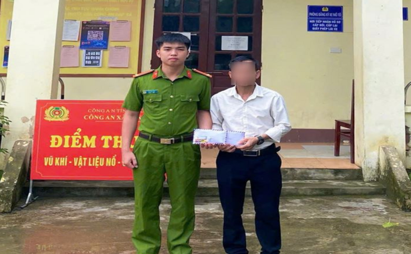 Công an xã Minh Đài hỗ trợ người dân nhận lại 250 triệu đồng chuyển khoản nhầm.