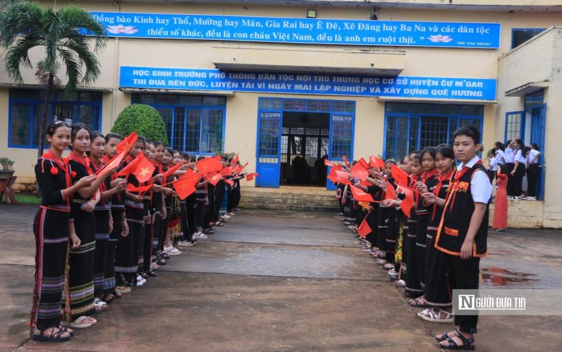 Bộ Giáo dục và Đào tạo đang lấy ý kiến đối với dự thảo Nghị định về chính sách ưu tiên tuyển sinh, hỗ trợ học tập dành cho người học dân tộc thiểu số rất ít người. Đáng chú ý, dự thảo đề xuất nhiều chính sách mới như tuyển thẳng, cộng điểm ưu tiên ở nhiều bậc học và hỗ trợ học tập lên tới 150% mức lương cơ sở đối với một số nhóm người học. Ảnh: Khánh Ngọc