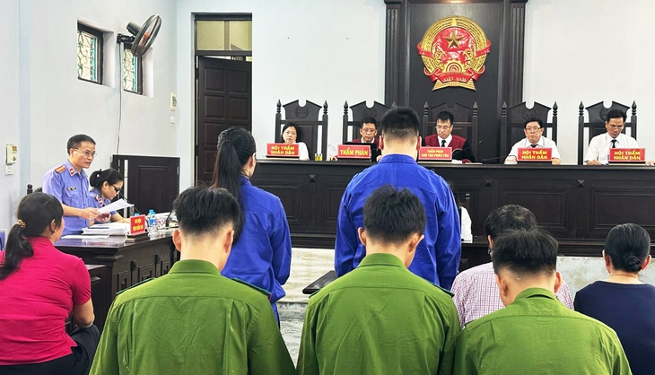 Phiên tòa xét xử các bị cáo trong một vụ án lừa đảo mua bán đất để chiếm đoạt tài sản - Ảnh: THÂN HOÀNG