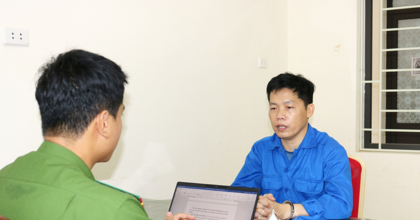 Cơ quan điều tra ấy lời khai đối tượng Lê Trung Hiếu. (Ảnh: Công an Thái Nguyên)