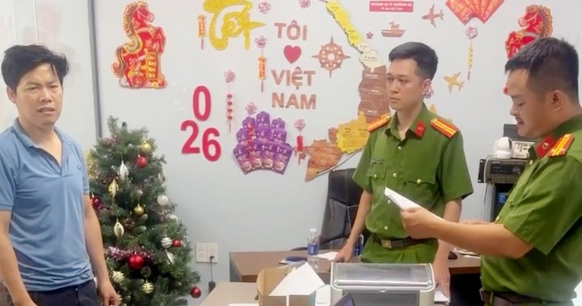 Khám xét trụ sở làm việc của các đối tượng tại phường Hòa Khánh, TP Đà Nẵng. (Ảnh: Công an tỉnh Thái Nguyên)