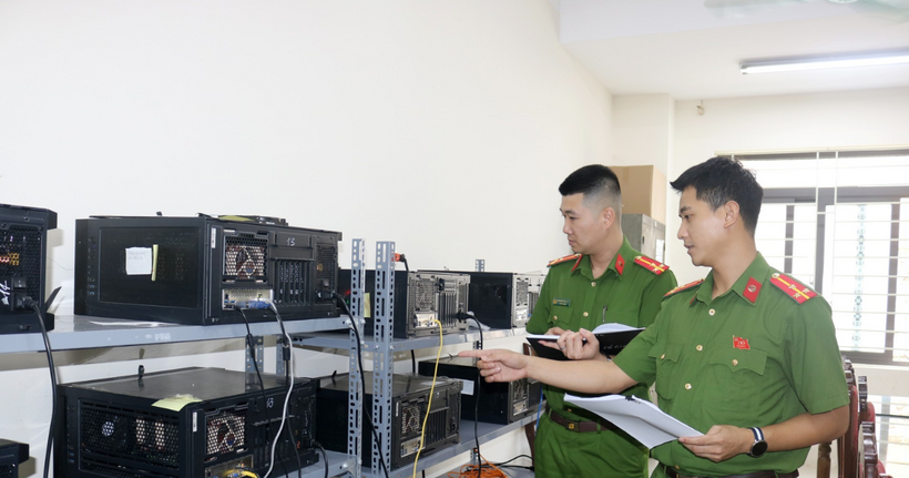 Cơ quan Công an thu giữ tài liệu, thiết bị liên quan. (Ảnh: Công an Thái Nguyên)