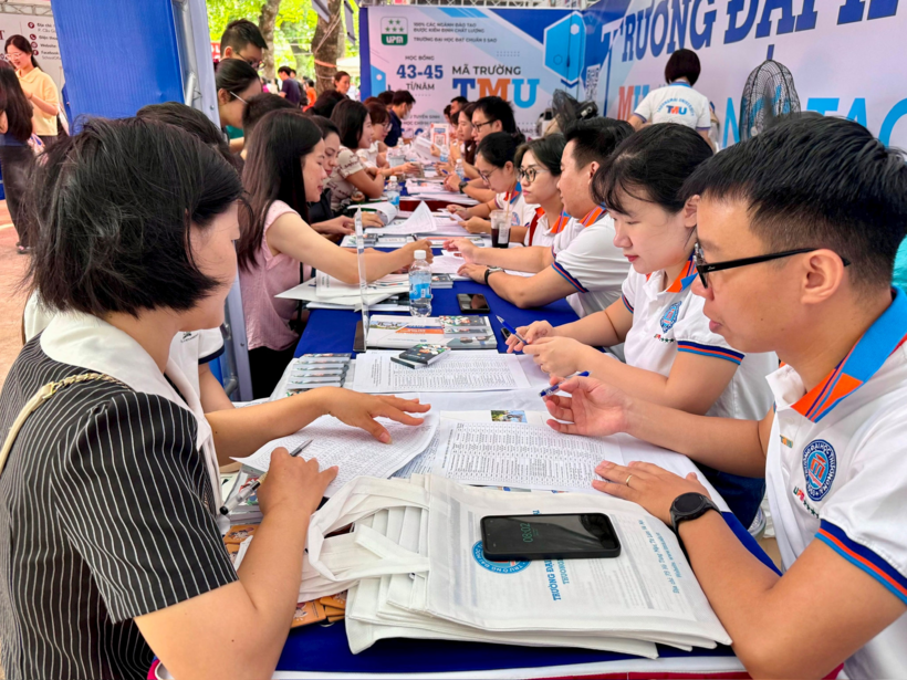 Những ngày này, trên nhiều diễn đàn tuyển sinh, câu hỏi được thí sinh và phụ huynh quan tâm nhiều nhất là điểm chuẩn đại học năm nay sẽ tăng hay giảm, cơ hội trúng tuyển sẽ ra sao. Ảnh minh họa: Hà Nội mới