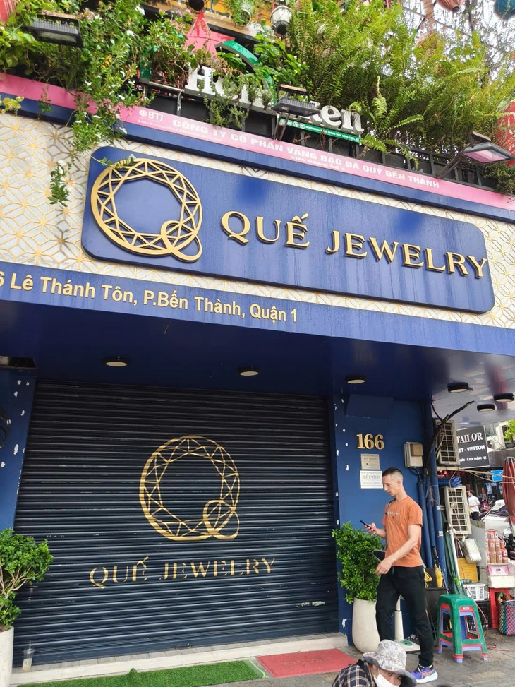 Quế Jewelry thông báo tạm nghỉ từ ngày 19/7 đến 3/8 để sắp xếp lại hoạt động, nhưng thực tế từ chiều 17/7 tiệm đã "cửa đóng then cài" - Ảnh: ÁNH HỒNG/Tuổi Trẻ