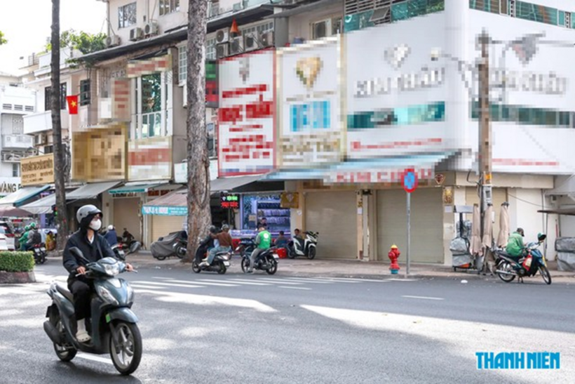 Hàng loạt tiệm kim cương trên đường An Dương Vương (TP.HCM) đóng cửa. Ảnh: Thanh Niên