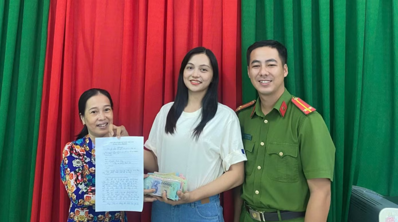Công an phường Rạch Giá đã tổ chức trao trả toàn bộ số tiền cùng giấy tờ cho chị Nguyễn Trúc Giang. (Ảnh: Tiền phong)