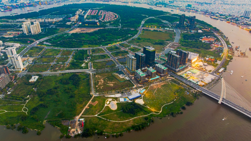 Thị trường M&A nửa đầu năm 2026 được dẫn dắt bởi các giao dịch quy mô lớn trong lĩnh vực bất động sản, du lịch - lưu trú và tài chính. (Ảnh: Tạp chí Tri thức)