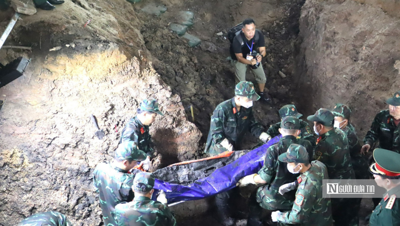 Lực lượng tìm kiếm, quy tập hài cốt liệt sĩ tại công viên Lê Thị Riêng vẫn đang tích cực, nỗ lực tìm kiếm.