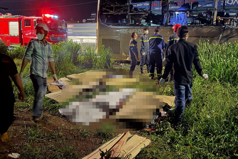 Lực lượng chức năng đưa các thi thể ra ngoài. (Ảnh: VietnamNet)