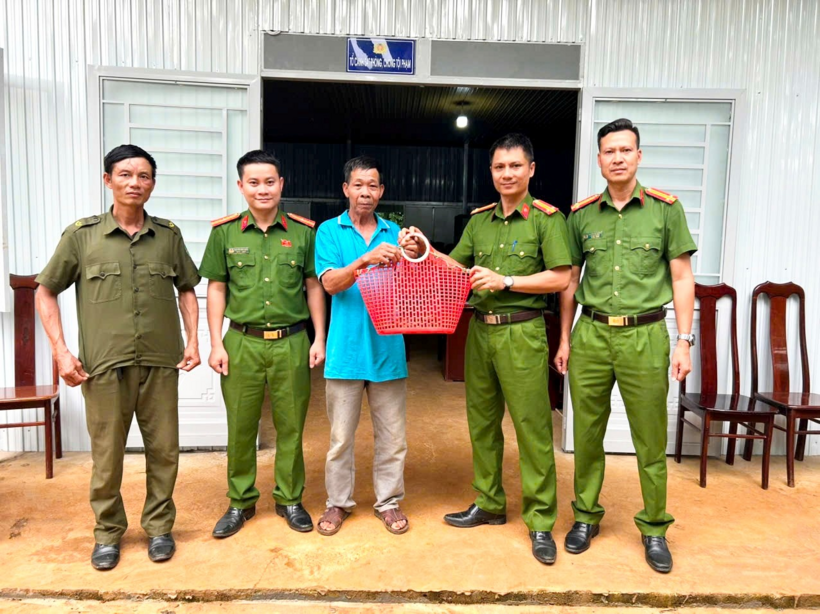 Công an xã Quảng Sơn tiếp nhận cá thể trăn gấm do ông Phạm Văn Chiến bàn giao. (Ảnh: Công an tỉnh Lâm Đồng)